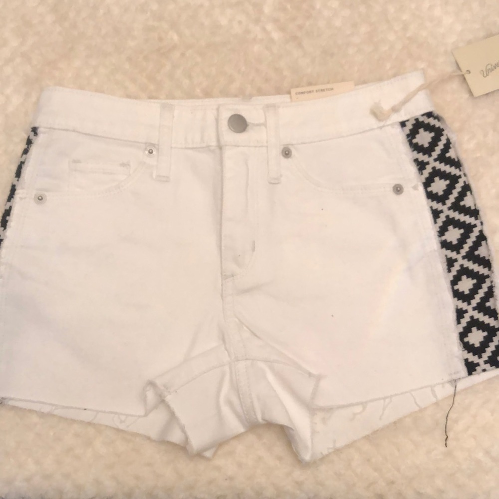 Universal thread – white shorts with trim